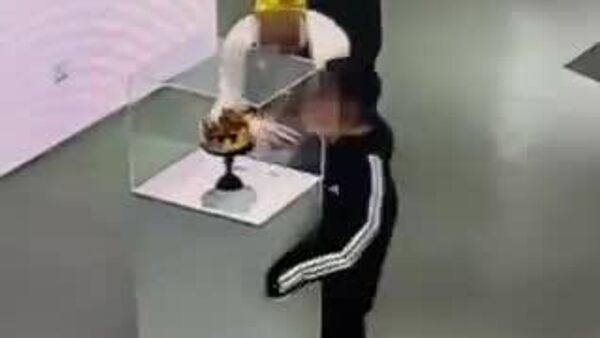 【中国の博物館、子どもが純金の冠を落とす 悪いのは誰？】 - Sputnik 日本