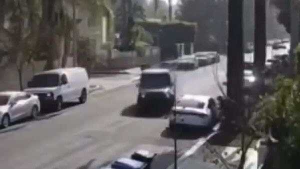 【ロシア人女性、自宅に侵入しようとした強盗の車にベンツで体当たり ロサンゼルス】 - Sputnik 日本