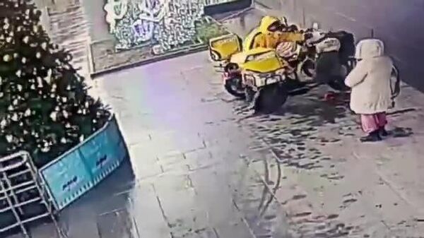 【配達頼んだ？ 箱の中から子ども】 - Sputnik 日本