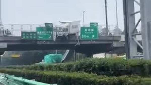 【中国でトラックが宙ぶらりん】 - Sputnik 日本