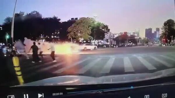 【中国で配達員の電動自転車が走行中に発火】 - Sputnik 日本