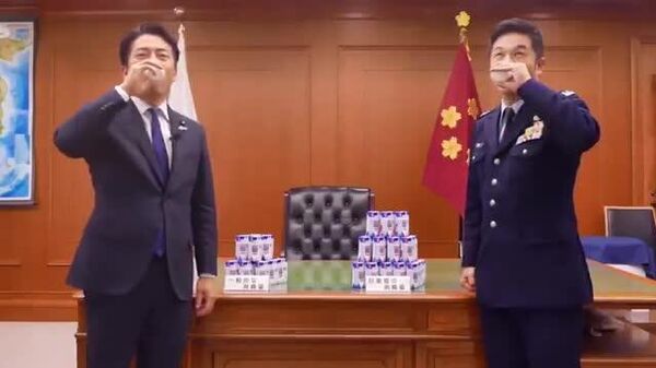 【小泉防衛相、いい飲みっぷり】 - Sputnik 日本