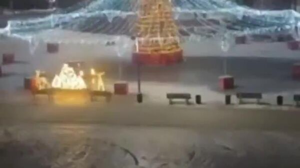 【ロシアでもツリー周りに「荒くれ者」集まる】 - Sputnik 日本