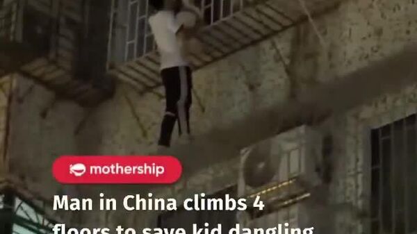 【窓から落ちそうな子どもを命綱なしで救助】 - Sputnik 日本