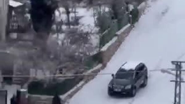 【ツルツル坂道で車が止まらない… 】 - Sputnik 日本