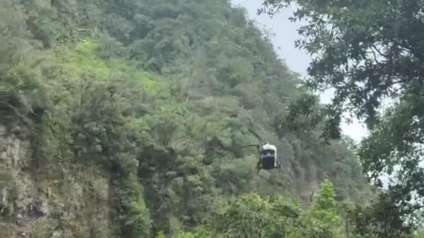 【崖の上のヘリ 少女を救出】 - Sputnik 日本