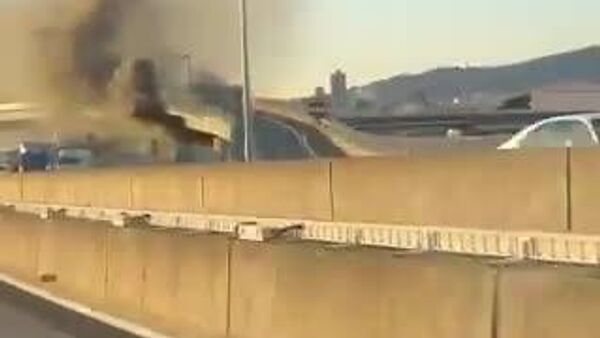 【東名高速で大型トラックと普通貨物車が事故】 - Sputnik 日本