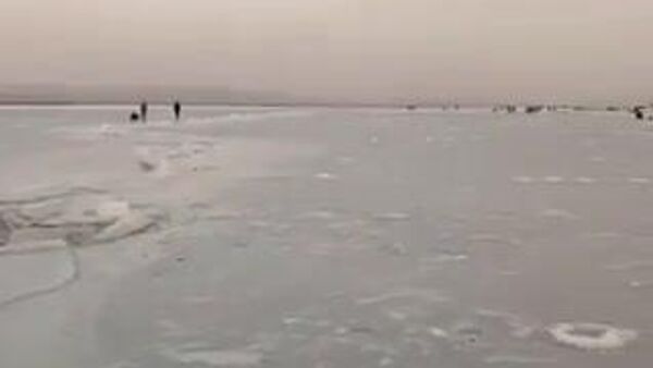 【魚を釣るはずが 車5台沈める】 - Sputnik 日本