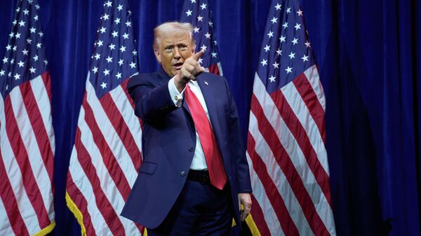 President Donald Trump points to the crowd as he walks off stage after speaking to House Republican lawmakers during their annual policy retreat, Tuesday, Jan. 6, 2026, in Washington - Sputnik 日本