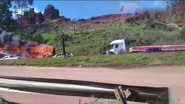 【観光バスがブラジルの国道で炎上 運転不能状態で走行】 - Sputnik 日本