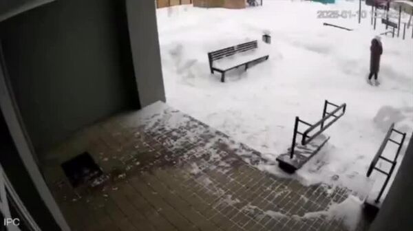 😱 親切心が故に命拾い。この男性、マンションの重い扉を開け、外に出ようとした瞬間、外から走ってきた女性が見えたので、後戻りして扉を支えた。今度こそ外に出ようとした瞬間、半歩先に上層階から窓ガラスが枠ごとが落下。 - Sputnik 日本