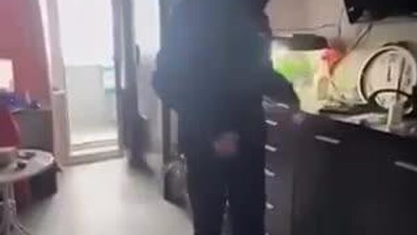 【記録的大雪のカムチャッカ、当局が住民に呼びかけ「窓から飛び降りないで」】 - Sputnik 日本