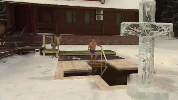 【プーチン大統領、伝統の沐浴 】 - Sputnik 日本