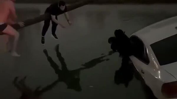 【沈みかける車に母親と子ども 通行人が結束して救出】 - Sputnik 日本