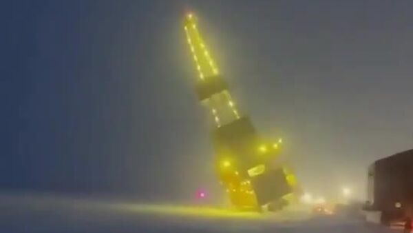 【石油掘削機、走行中に倒壊】 - Sputnik 日本