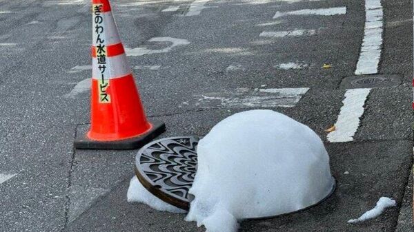 【普天間飛行場近くのマンホールから白い泡】 - Sputnik 日本