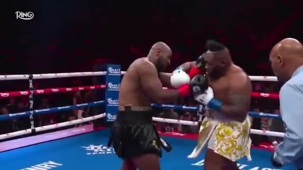 【米国ボクサー アッパーカット喰らって「髪の毛」とれちゃった】 - Sputnik 日本