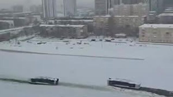 【まるでアイスブレーカー 力技で進むロシアの船】 - Sputnik 日本