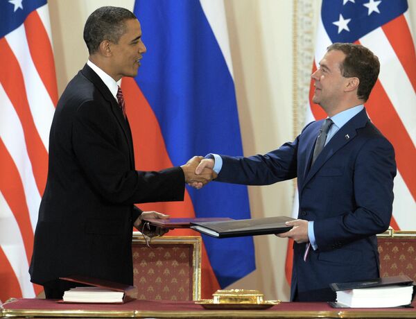 Then-US President Barack Obama and then-Russian President Dmitry Medvedev after signing the New START Treaty at Prague Castle on April 8, 2010. - Sputnik 日本