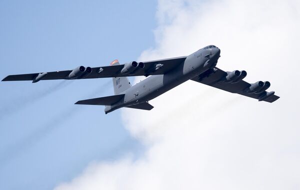 A US Air Force B-52 bomber flies over Training Range in Pabrade during a military exercise 'Iron Wolf 2016' some 60km.(38 miles) north of the capital Vilnius, Lithuania, Thursday, June 16, 2016. (AP Photo/Mindaugas Kulbis) - Sputnik 日本