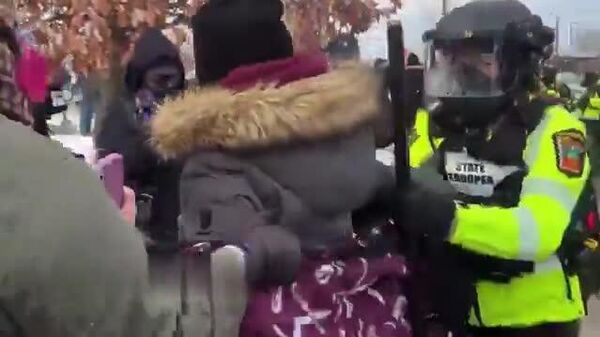 【ミネアポリスの連邦ビル前で抗議デモ】 - Sputnik 日本