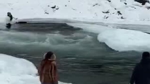 【撮影のため規制ライン越えた観光客が流される 中国】 - Sputnik 日本