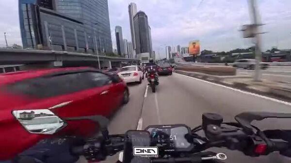 【2歳の子どもが走行中ドアを開け、バイクが衝突】 - Sputnik 日本