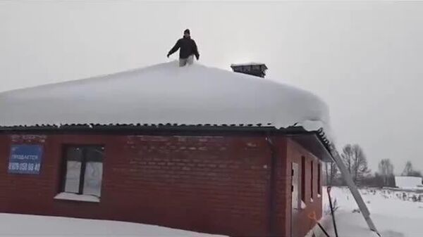 【ありえる？ 一度のジャンプで雪下ろし「完了」】 - Sputnik 日本