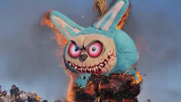 【ロシアのお祭り「マースレニツァ」でラブブの藁人形が焼かれる】 - Sputnik 日本