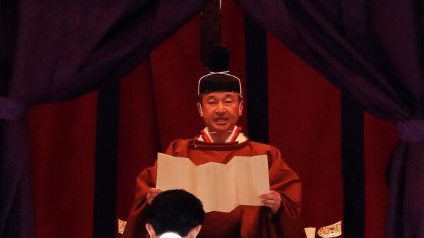 Император Нарухито произносит речь, в то время как премьер-министр Японии Синдзо Абэ кланяется во время церемонии провозглашения его восшествия на престол, Япония - Sputnik 日本