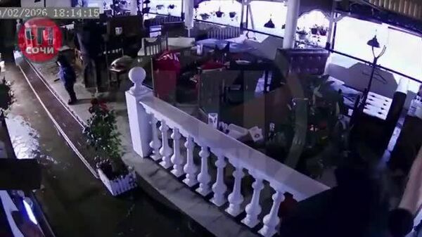 🌊露南部ソチにある海沿いのレストラン。嵐による高潮が窓ガラスを砕き、客席を水浸しにした。男性は次の波が来る前に子供を抱えて避難。びしょびしょになってしまったが、幸いけがはなかったという。 - Sputnik 日本