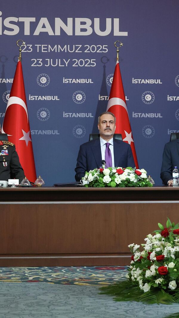 イスタンブールのチュラーン宮殿での露宇の交渉に列席したトルコ側の交渉代表ら。左から2人目がギュラク軍参謀総長、中央がフィダン外相、右から2人目は国家情報機構のカリン長官。2025年7月24日。 - Sputnik 日本
