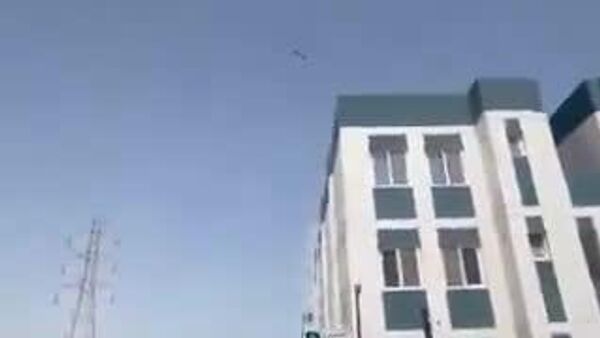 🎥 SNSではカタールで撮影とされる映像が拡散中。迎撃後のミサイルの破片が民間人の頭上に落下している。死傷者についての報道は現時点では出されていない。 - Sputnik 日本