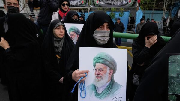 Женщина держит плакат с изображением верховного лидера Ирана Аятоллы Али Хаменеи во время похоронной церемонии в Тегеране, Иран - Sputnik 日本