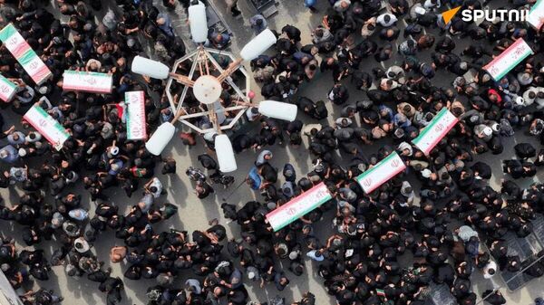 イランは2月28日、同国南部のミナブ市にある女子小学校に米国とイスラエルが攻撃したと発表。現段階の調査で死者数は165人。大半が女児で、親と教師も亡くなった。負傷者も95人に上っている。 - Sputnik 日本