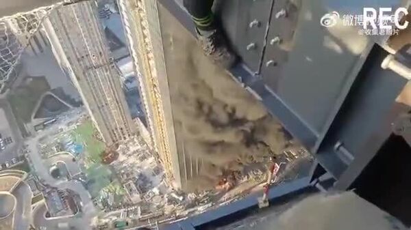 🎥 SNSで拡散中の動画はドバイにあると思われる建設中のビルに、イランのミサイルが命中する瞬間を捉えている。飛来するミサイルのすぐ隣の高層階では、中国人労働者たちが鉄骨の梁に腰掛けて、命中の様子を見ている。 - Sputnik 日本