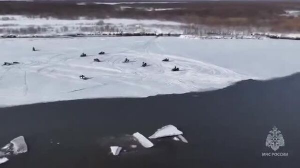 【氷の解けた水上で漁師がスノーモービルレース】 - Sputnik 日本