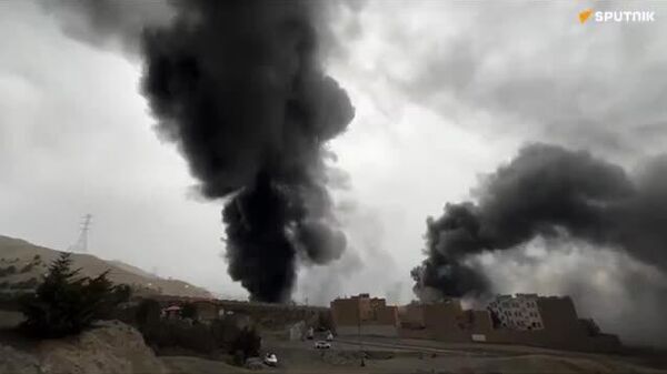 【「石油の雨」 イスラエルが石油貯蔵施設を攻撃後、テヘランで酸性雨】 - Sputnik 日本