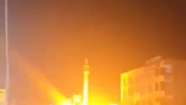 😱 目撃者の証言によれば、イスラエル軍による首都テヘラン周辺（シャフレ・レイを含む）の石油施設への攻撃で、石油が下水システムへ流出したため、町の数か所で激しい火災が発生した。 - Sputnik 日本