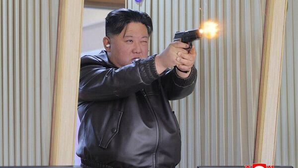 【金正恩氏、娘ジュエ氏と新型拳銃を試射 生産現場も視察】 - Sputnik 日本