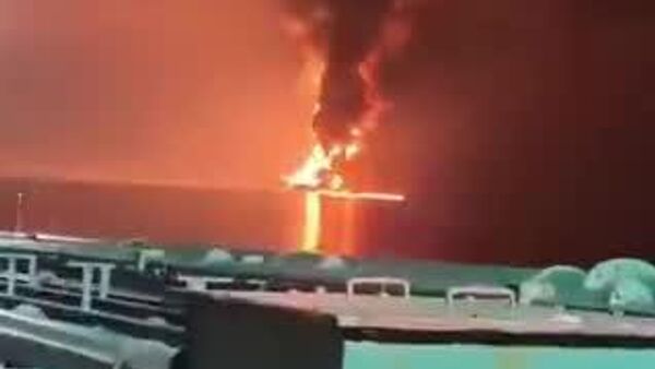 【UAEで米国のタンカーが攻撃を受けて炎上】 - Sputnik 日本