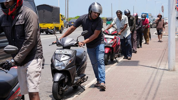 【スリランカ、車のナンバープレートに応じた燃料配給制を導入】 - Sputnik 日本
