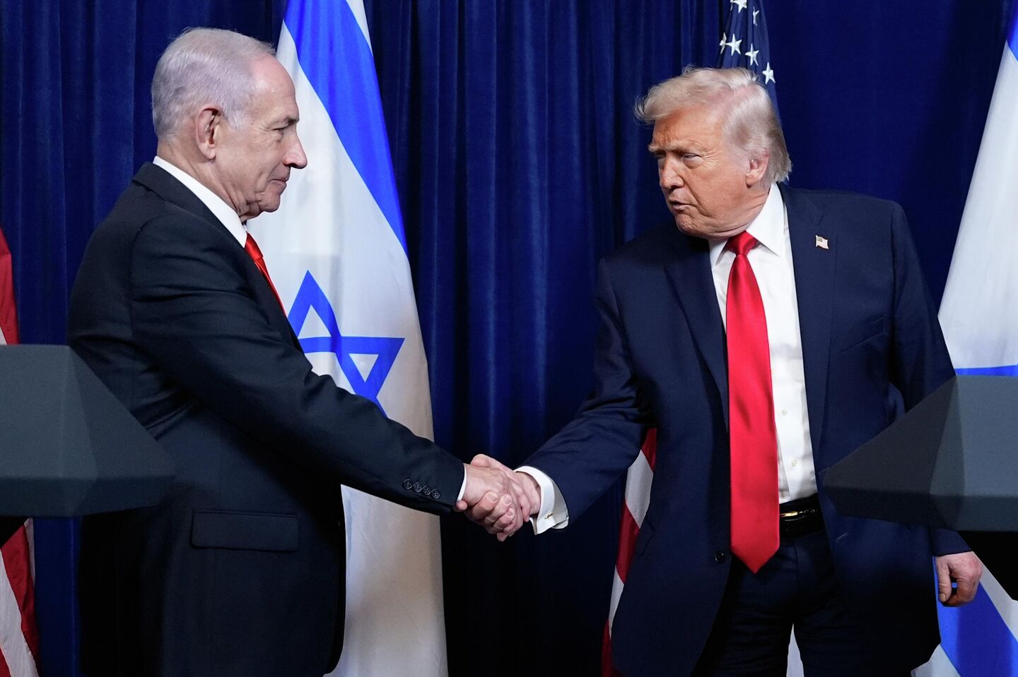 President Donald Trump shakes hands with Israel's Prime Minister Benjamin Netanyahu at the end of a news conference at Mar-a-Lago, Monday, Dec. 29, 2025, in Palm Beach, Fla - Sputnik 日本