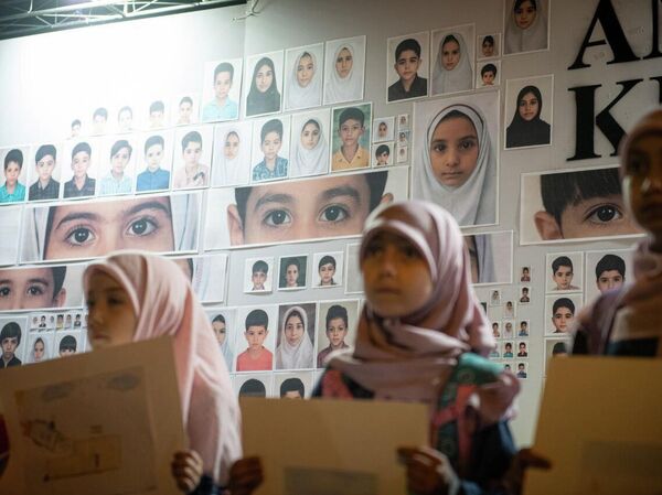 米軍の空爆で命を落としたミナブ小学校の児童たちの肖像 - Sputnik 日本