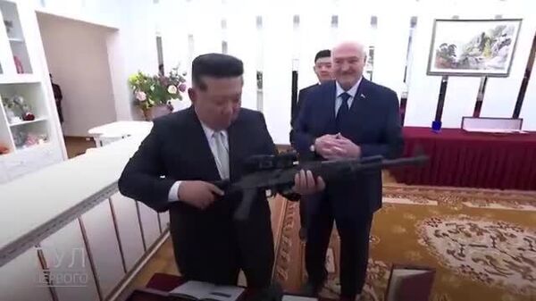 【ベラルーシ大統領、金正恩氏に「護身銃」プレゼント】 - Sputnik 日本