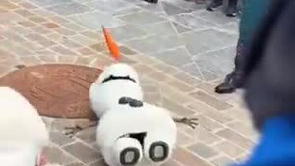 【雪だるまのオラフ、転倒し退場】 - Sputnik 日本