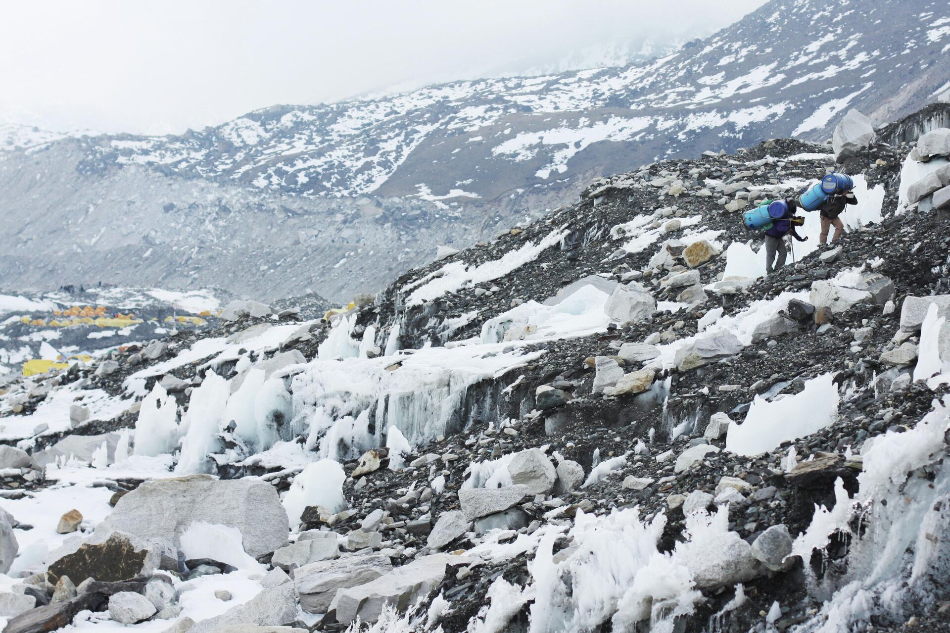 Носильщики в базовом лагере на Эвересте - Sputnik 日本, 1920, 02.04.2026