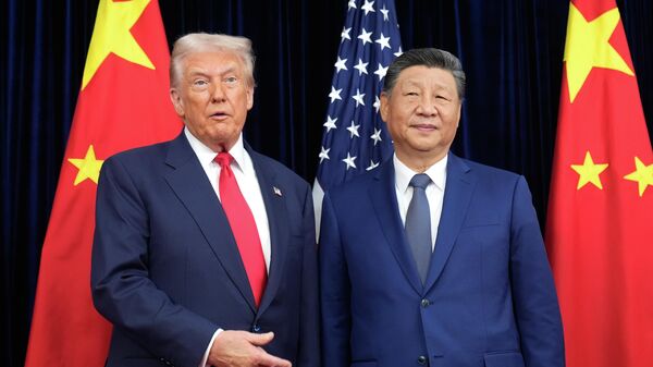 Президент США Дональд Трамп и председатель КНР Си Цзиньпин перед встречей в международном аэропорту Кимхэ в Пусане, Южная Корея - Sputnik 日本