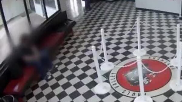 【米国の学校 校長が体当たりで銃撃を阻止】 - Sputnik 日本