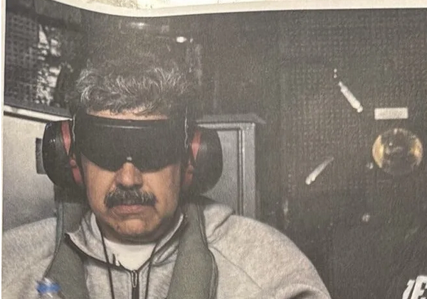 Venezuelan President Nicolas Maduro aboard the USS Iwo Jima after his kidnapping by US forces. Social media photo. - Sputnik 日本